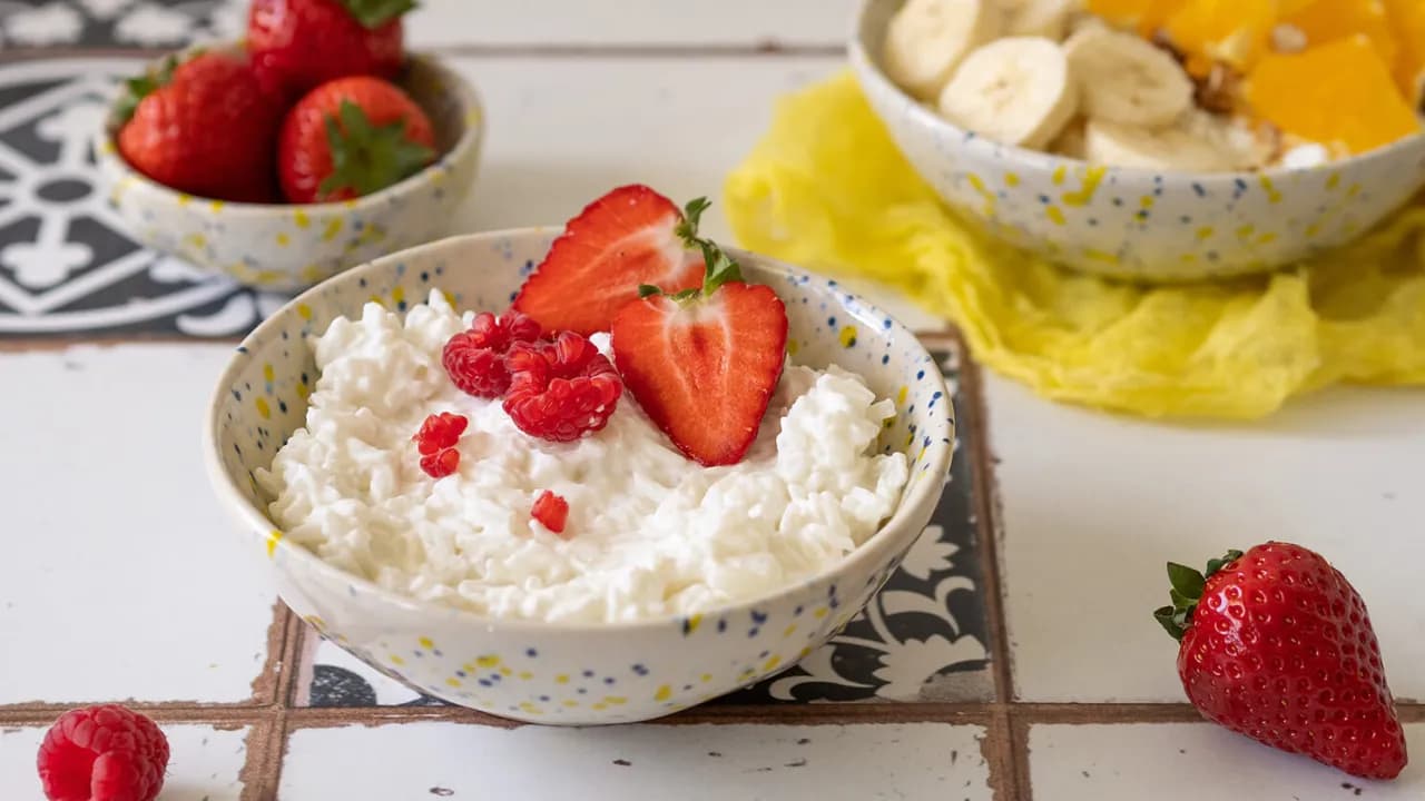 Pyszne pomysły na słodki ryż z owocami, miodem i orzechami