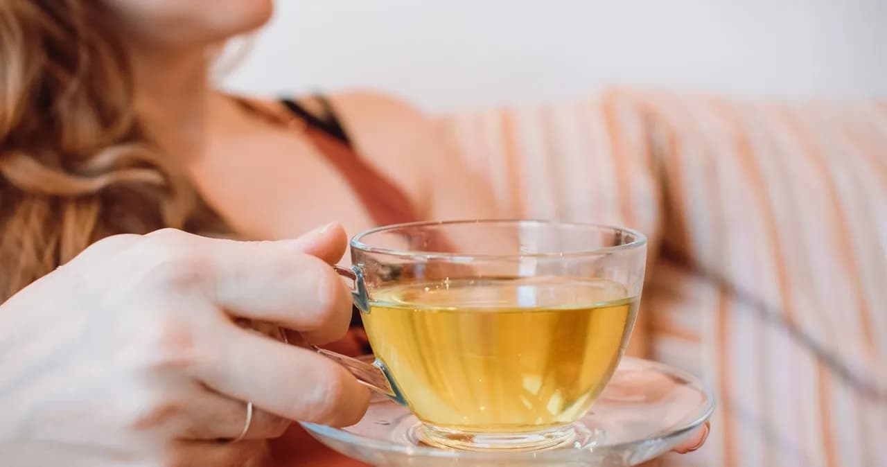 Najskuteczniejsze herbaty na trądzik - naturalne sposoby na piękną cerę