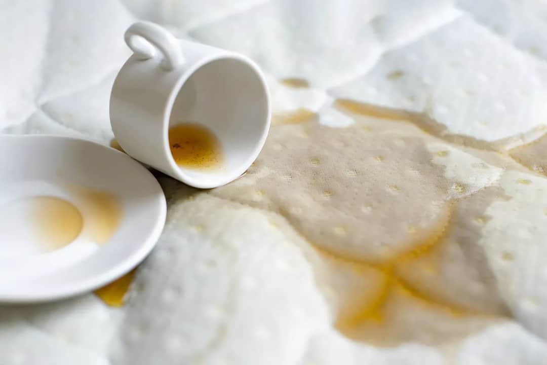 Jak usunąć plamy po herbacie z mebli - 7 skutecznych metod