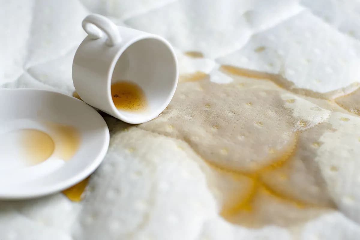 Jak usunąć plamy po herbacie z mebli - 7 skutecznych metod