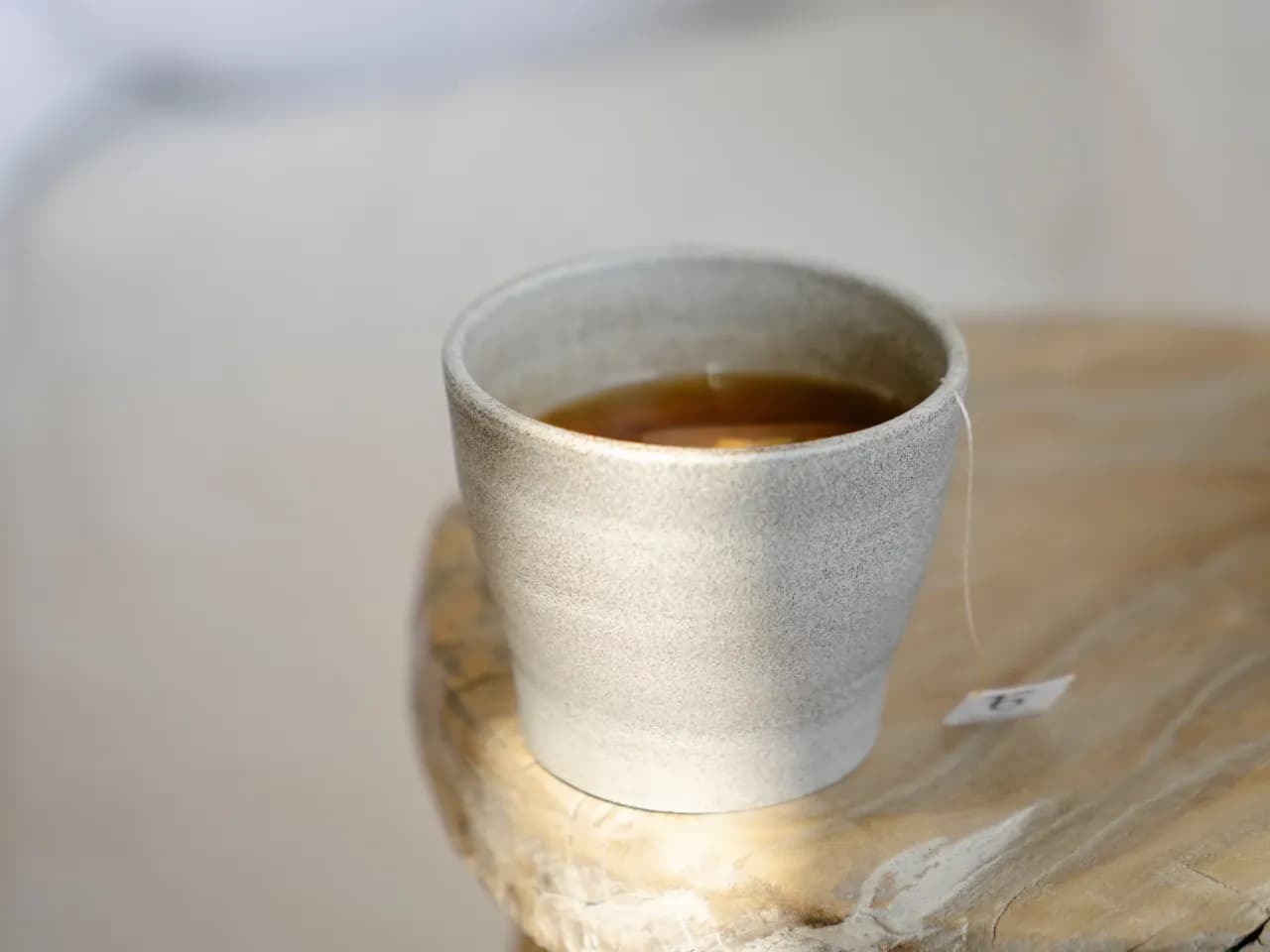 Jak skutecznie wyczyścić kubek po herbacie - 5 sprawdzonych metod