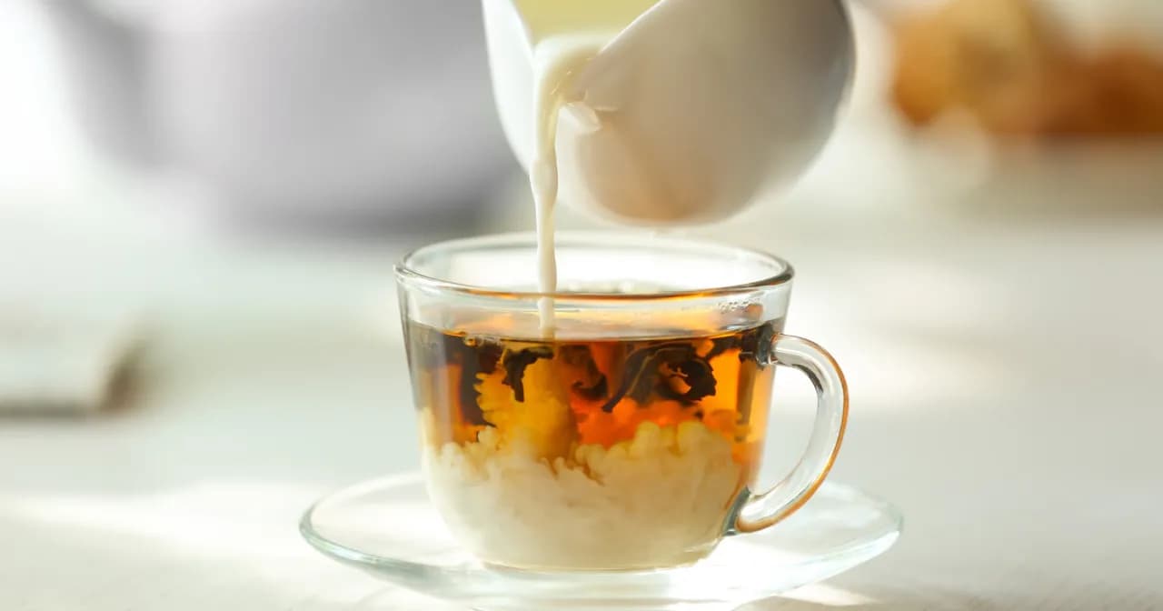 Jak zrobić herbatę z mlekiem: Najprostszy sposób na idealny smak napoju
