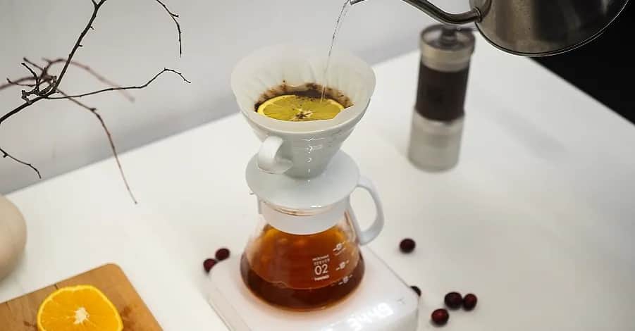 Co dodać do kawy, by poprawić smak i aromat? najlepsze dodatki i porady