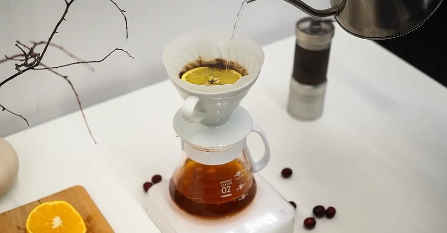 Co dodać do kawy, by poprawić smak i aromat? najlepsze dodatki i porady