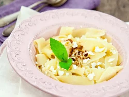 Prosty przepis na makaron z serem na słodko – smaczny deser w kilka minut