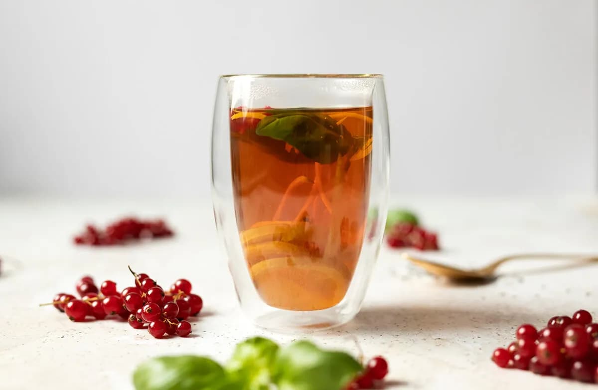 Domowa herbata z bazylii - prosty przepis na aromatyczny napój w 5 minut