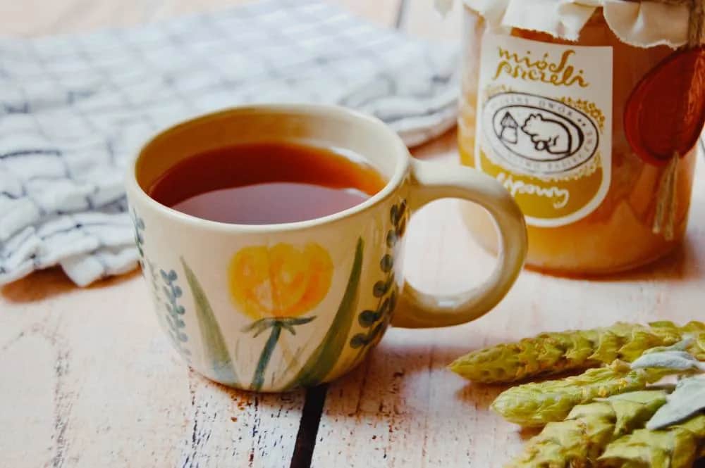 W jakiej temperaturze dodawać miód do herbaty, by nie stracił właściwości?