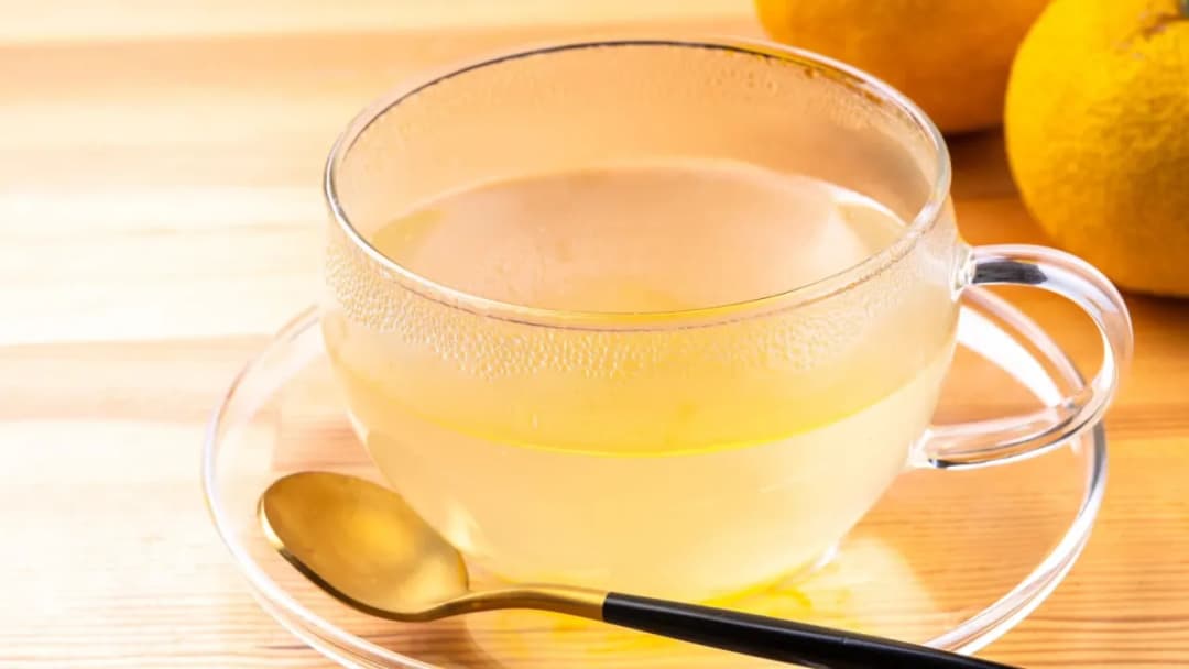 Jak zrobić herbatę yuzu: prosty przepis na gorący i zimny napój