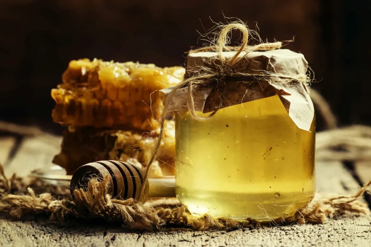 Dlaczego miód fermentuje – przyczyny, zapobieganie i czy jest bezpieczny