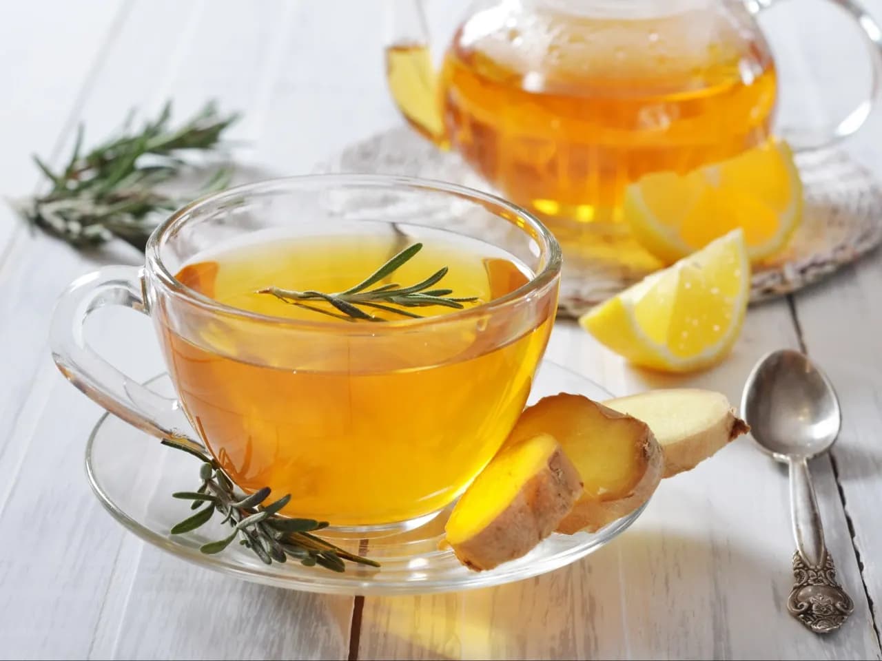 Napar z rozmarynu: prosty przepis na domowy napój zdrowotny i leczniczy