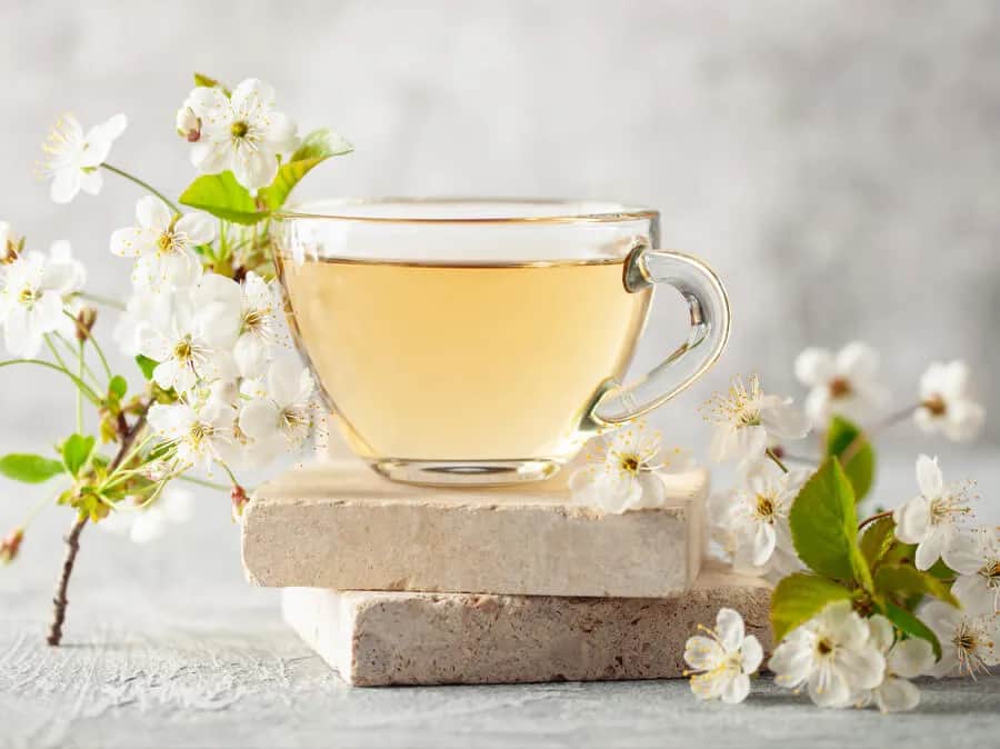 Jaka herbata na noc pozwoli Ci się zrelaksować i lepiej spać w 2025