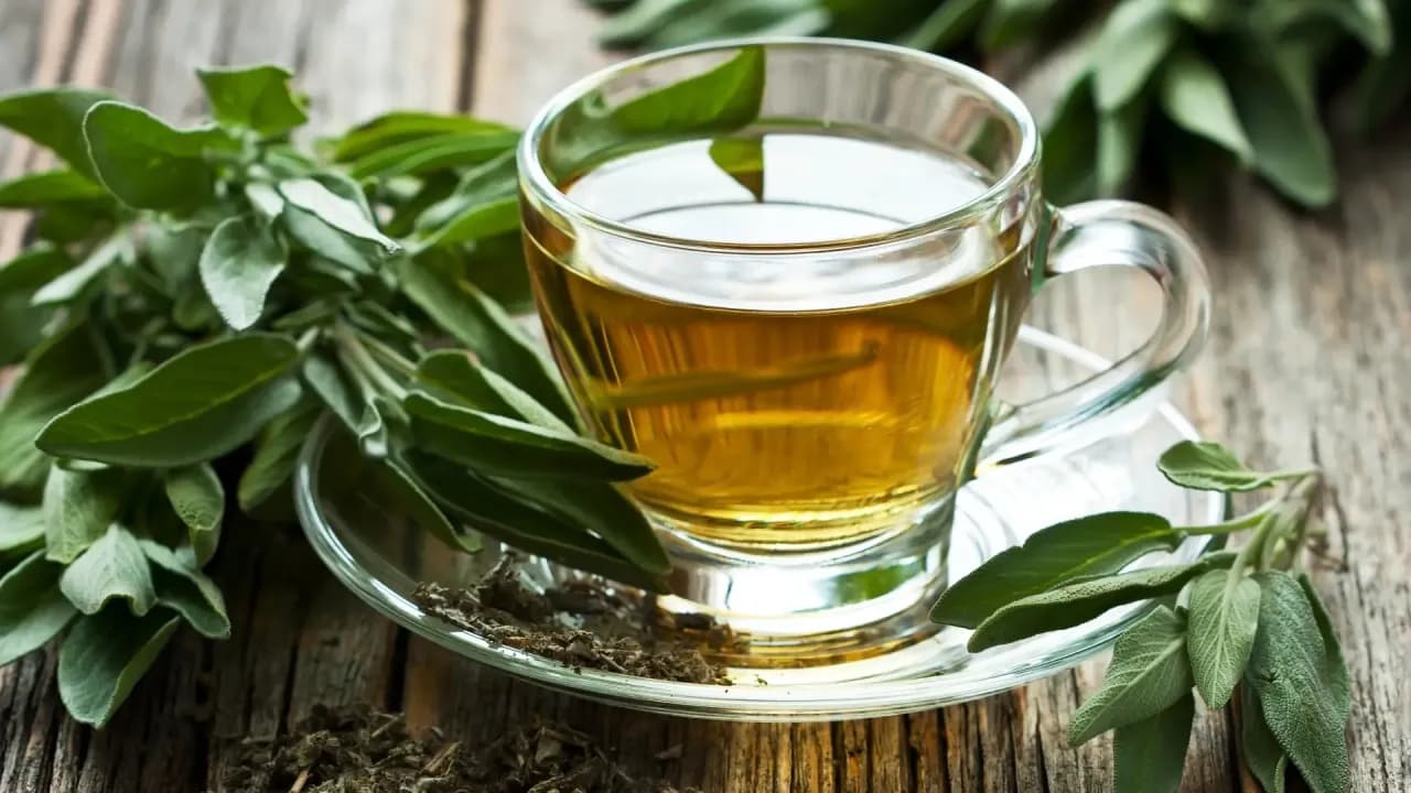 Domowy napar z szałwii - prosty sposób na przygotowanie leczniczej herbaty