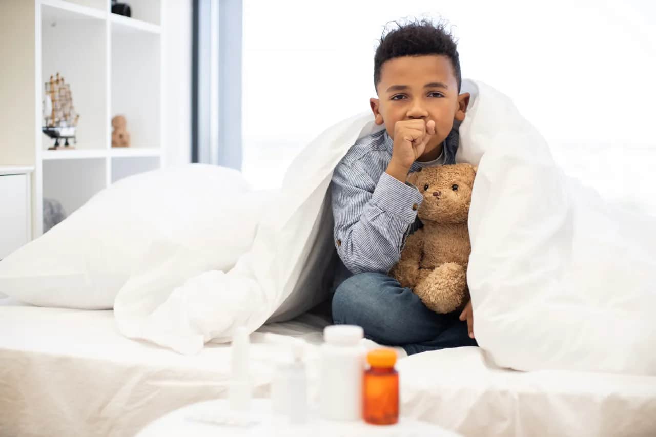 Męczący kaszel w nocy nie daje dziecku spać? Sprawdzone sposoby na ulgę i spokojną noc.