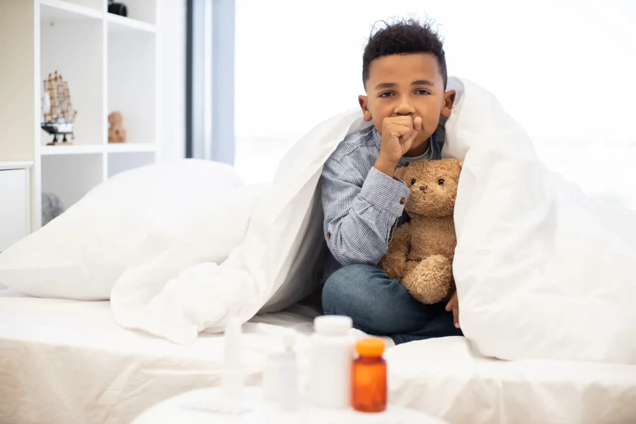 Męczący kaszel w nocy nie daje dziecku spać? Sprawdzone sposoby na ulgę i spokojną noc.