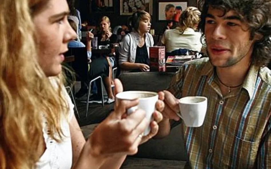 Kiedy on wreszcie zaprosi cię na kawę? Sprawdź, co to znaczy i jak działać