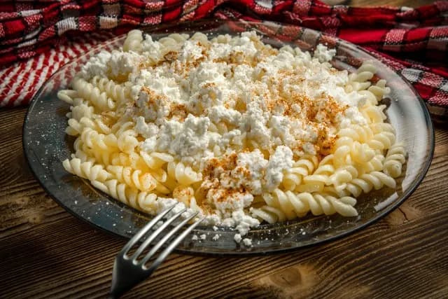 Jak zrobić pyszny makaron z twarogiem na słodko – prosty przepis na deser