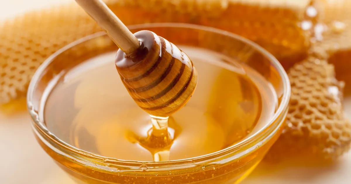 Czy do miodu dodaje się cukier? Prawda o naturalności i składzie miodu