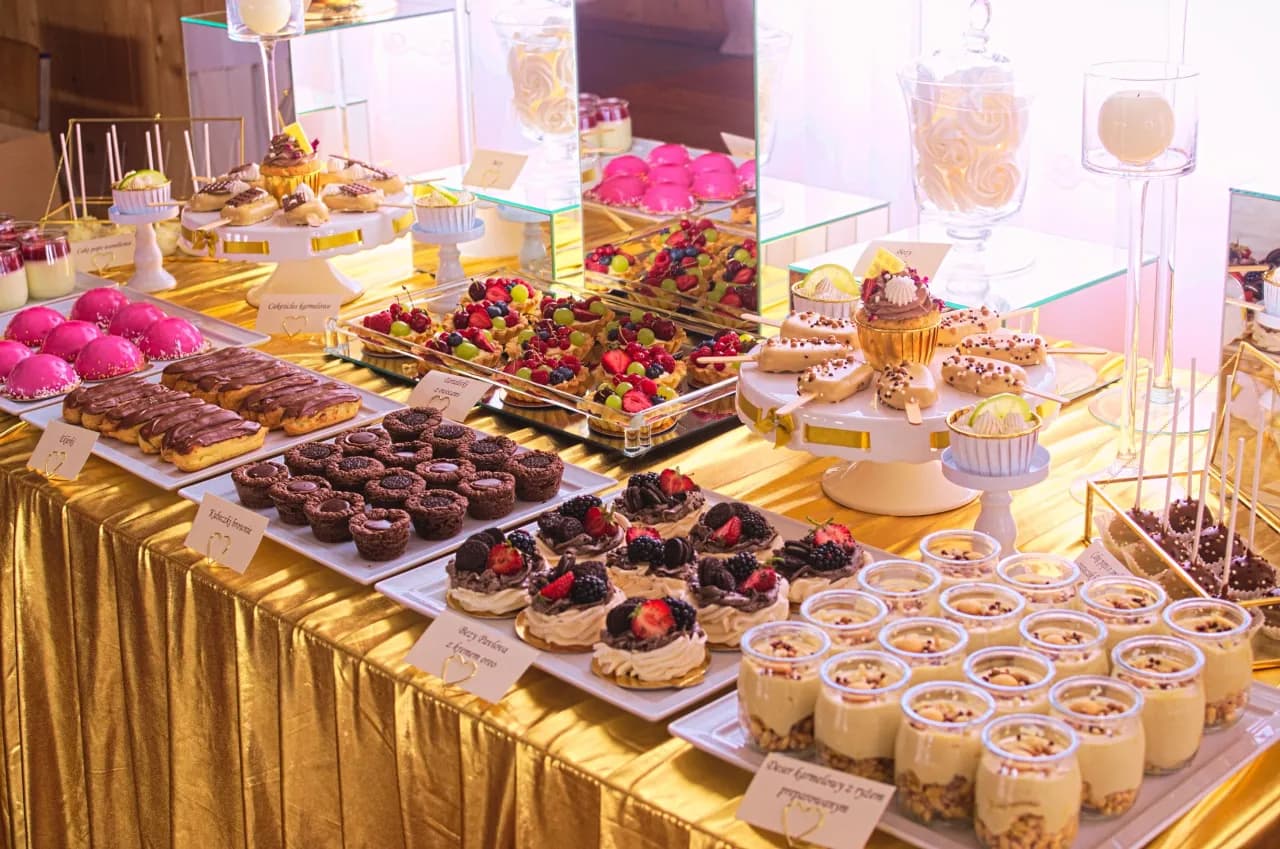 Ile naprawdę kosztuje słodki stół na wesele? Sprawdź ceny i oszczędności