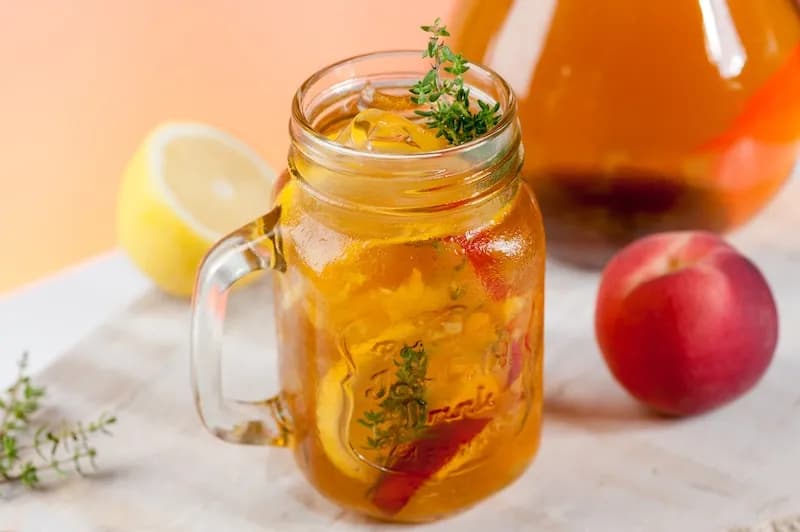 Najlepsza domowa herbata mrożona brzoskwiniowa: prosty przepis w 5 krokach