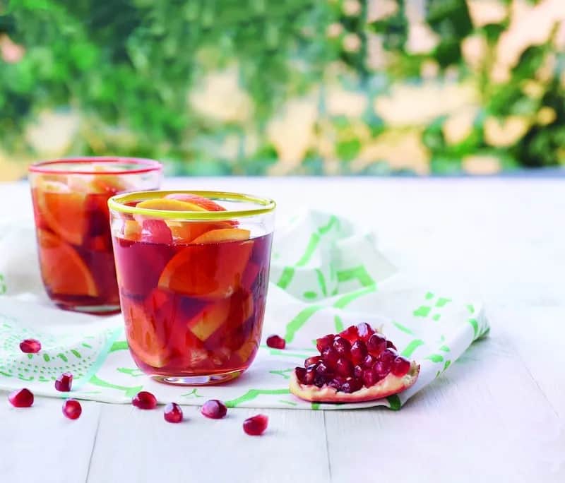 Przepisy na wiosenną herbatę z owocami - aromatyczne domowe napoje