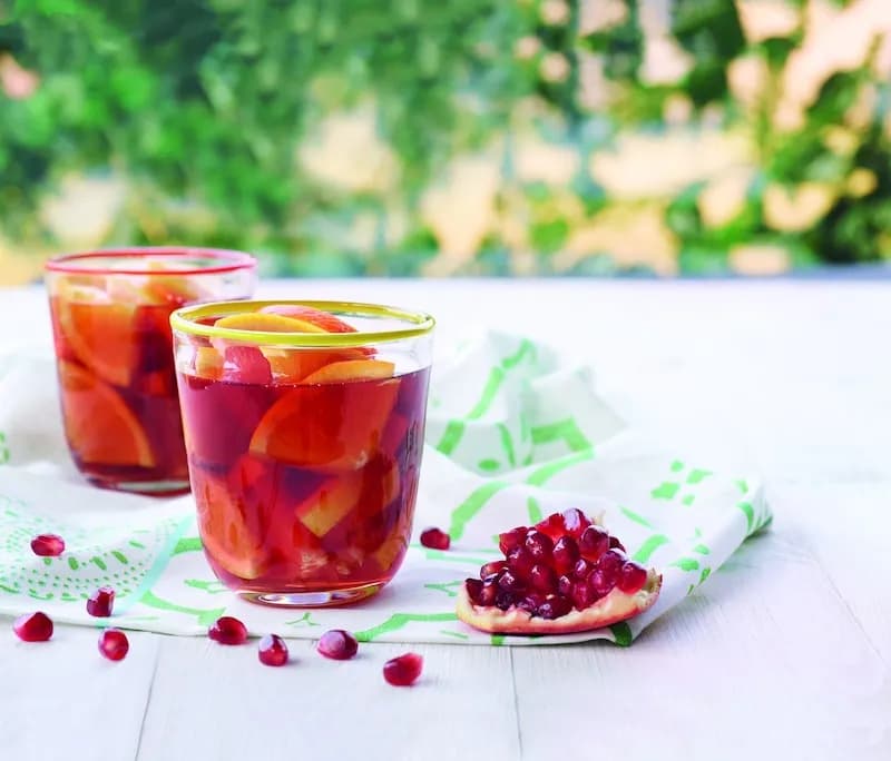 Przepisy na wiosenną herbatę z owocami - aromatyczne domowe napoje