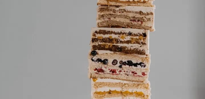 Jak nasączyć biszkopt herbatą - 5 sprawdzonych sposobów na wilgotne ciasto