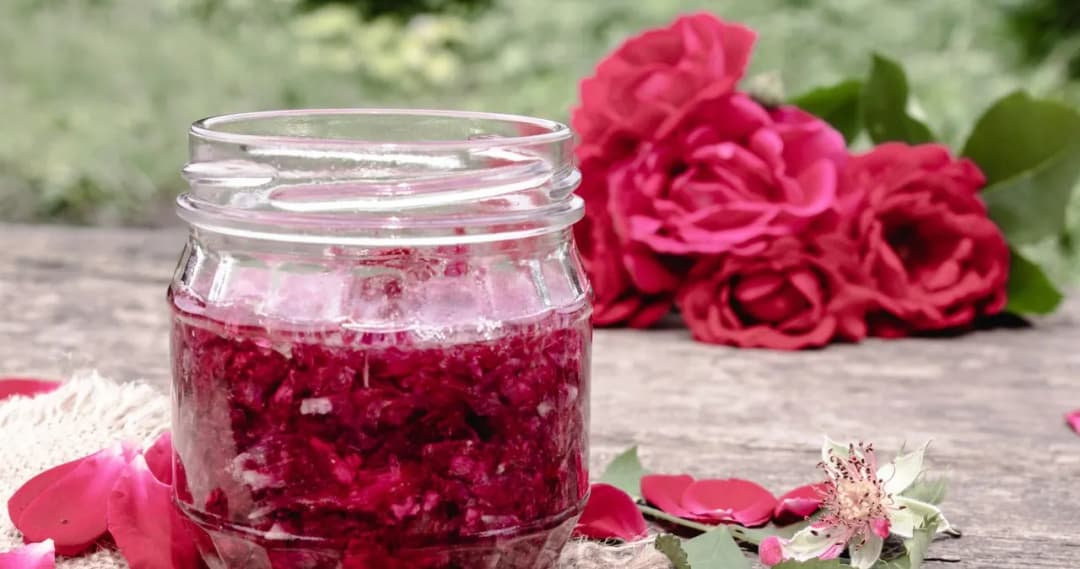 Jak zrobić aromatyczną herbatę z płatków róży: prosty przepis krok po kroku